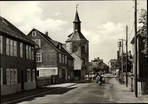 Ak Neustadt am Rennsteig Großbreitenbach, Straßenansicht, Kirche