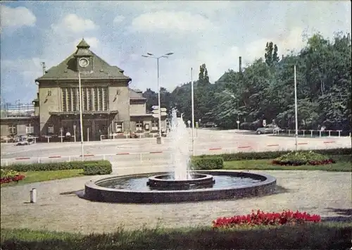 Ak Glauchau in Sachsen, Bahnhof, Springbrunnen