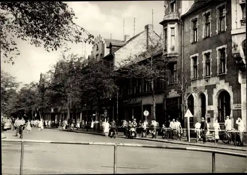 Ak Bitterfeld in Sachsen Anhalt, Blick in die Rathenaustraße, Passanten