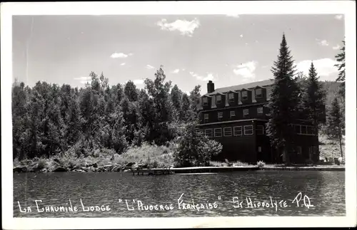 Foto Ak St. Hippolyte Quebec Kanada, La Chaumine Lodge, L'Auberge Francaise, Haus am See