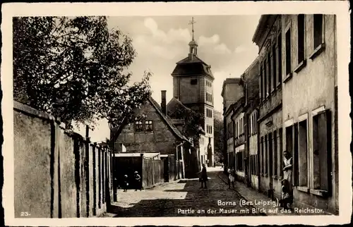 Ak Borna in Sachsen, Mauerpartie mit Blick auf Reichstor