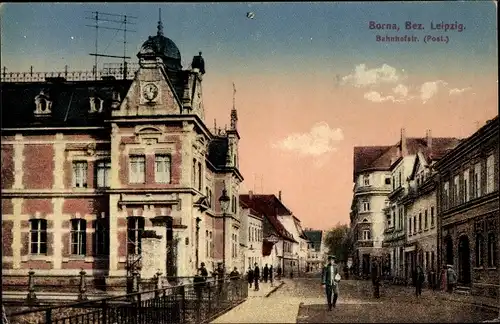 Ak Borna in Sachsen, Bahnhofstraße mit Postamt, Passanten