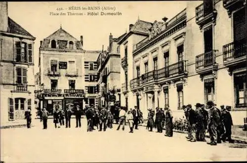 Ak Néris les Bains Allier, Place des Thermes, Hôtel Dumoulin, foule