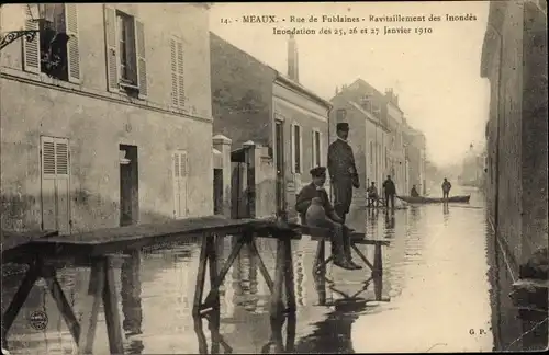 Ak Meaux Seine et Marne, Rue de Fublaines, Ravitaillement des Inondes, 1910