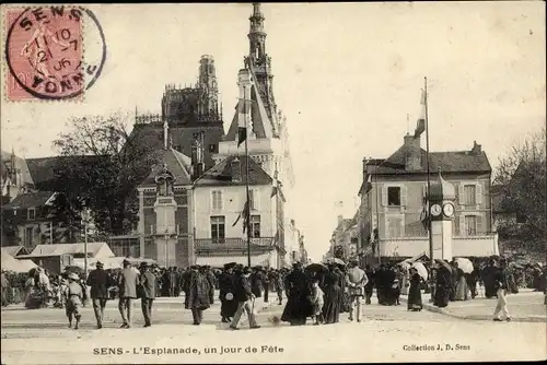 Ak Sens Yonne, L´Esplanade, un jour de Fete, Kirche, Uhr