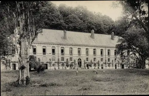 Ak Les Pressoirs du Roi Seine et Marne, Le Chateau, pupilles travaillant dans le jardin