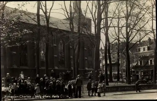 Ak Charlois Rotterdam Südholland Niederlande, Ned. Herv. Kerk, Gruppenbild vor der Kirche