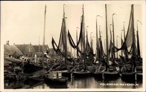 Ak Volendam Nordholland Niederlande, Fischerboote im Hafen
