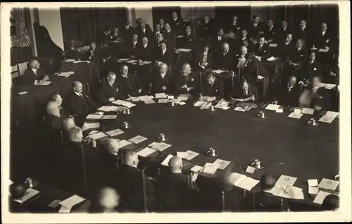 Foto Ak Den Haag Südholland Niederlande, Haager Konferenz 1929, Sitzung, Politiker