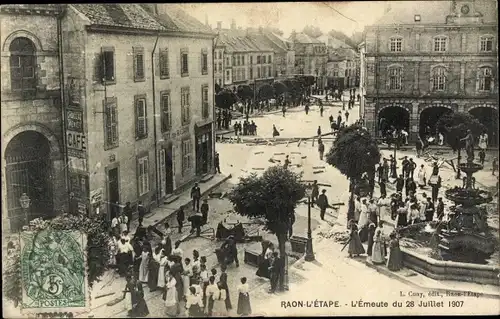 Ak Raon l'Étape Lothringen Vosges, L'Emeute du 28 Juillet 1907, Platz, Brunnen