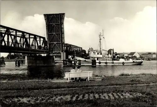 Ak Wolgast in Mecklenburg Vorpommern, geöffnete Zugbrücke, Schiffe, Am Hafen