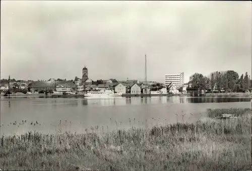 Ak Wolgast in Mecklenburg Vorpommern, Blick vom Hafen auf die Stadt, Schiffe