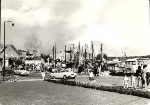 Ak Wolgast in Mecklenburg Vorpommern, Am Hafen, Kutter, Autos Spaziergänger