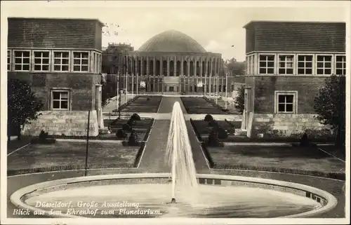 Ak Düsseldorf am Rhein, GeSoLei, Blick aus dem Ehrenhof, Springbrunnen, Planetarium