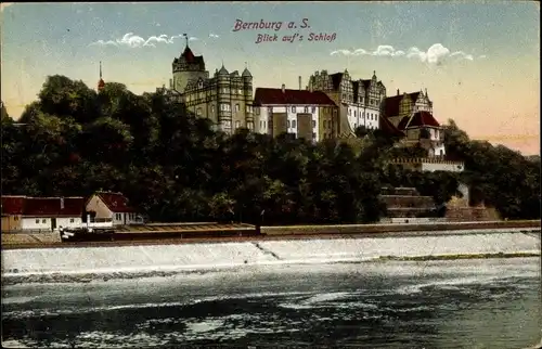 Ak Bernburg an der Saale, Blick auf das Schloss