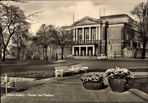 Ak Halle Saale, Theater des Friedens, Sitzbänke, Blumenkübel, Autos