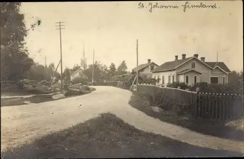 Foto Ak St. Johannes Finnland, Straßenpartie, Wohnhäuser, Kirche