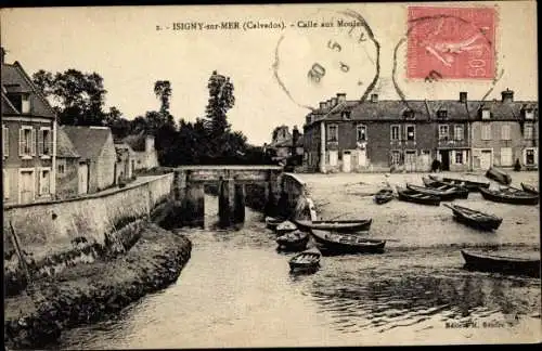 Ak Isigny sur Mer Calvados, Calle aux Moules, Brücke, Boote