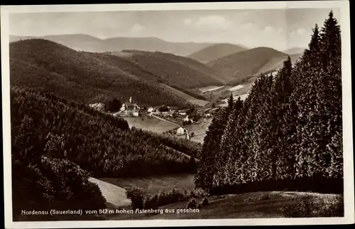 Ak Nordenau Schmallenberg im Sauerland, Ortspanorama vom 842m hohen Astenberg aus gesehen