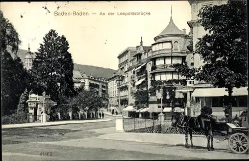 Ak Baden Baden am Schwarzwald, An der Leopoldsbrücke, Kutsche