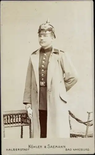 CdV Deutscher Soldat in Uniform, Mantel, Pickelhaube, Portrait