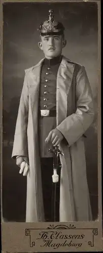 CdV Deutscher Soldat in Uniform, Mantel, Pickelhaube, Portrait