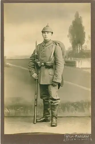 Kabinettfoto Deutscher Soldat in Uniform, Marschausrüstung, Pickelhaube, Bajonett, Portrait
