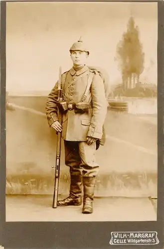 Kabinettfoto Deutscher Soldat in Uniform, Pickelhaube, Marschausrüstung, Bajonett, Portrait
