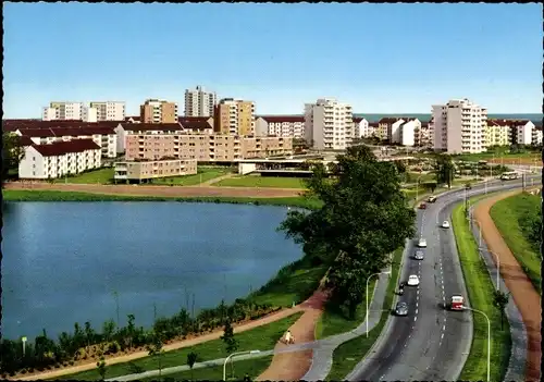 Ak Teichbreite Wolfsburg in Niedersachsen, See, befahrene Straße, Wohnsiedlung