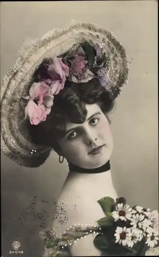 Ak Portrait einer jungen Frau, Hut, Blumen
