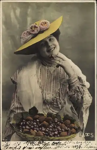 Ak Portrait einer Frau, Früchte, Hut, Blumen