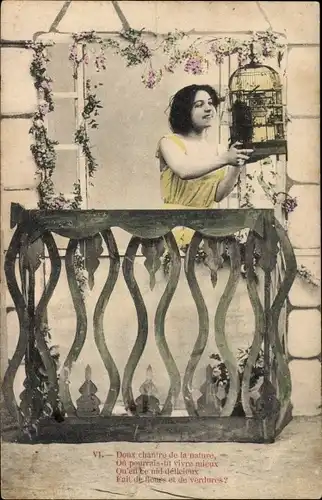 Ak Frau auf dem Balkon, Käfig, Doux chantre de la nature...