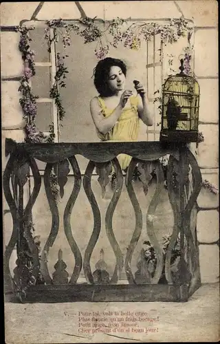 Ak Frau auf dem Balkon, Käfig, Vogel, Pour toi, vois la belle cage...