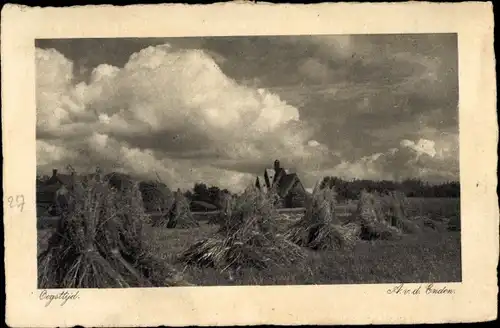 Ak Landwirtschaft, Strohgarben, Wolken, Im Hintergrund ein Wohnhaus