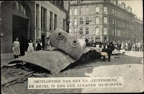 AK Rotterdam, Ontploffing, Explosion der S.S. Gutenberg, Kesseltrümmer auf der Straße