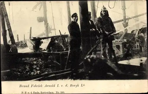 Ak Rotterdam, Südholland, Niederlande, Fabriek Arnold I. v. d. Bergh Ld, Brand, Feuerwehrmann