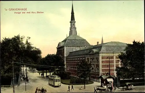 Ak 's Gravenhage Den Haag Südholland, hooge wal met Kon. Stallen, Straßenbahn, Passanten