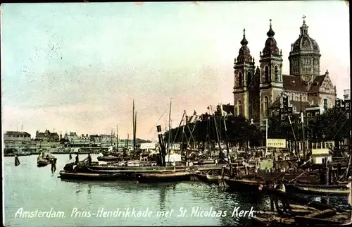 Ak Amsterdam Nordholland Niederlande, Prins Hendrikkade met St. Nicolaas Kerk, Boote
