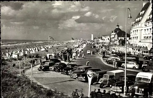 Ak Noordwijk aan Zee Südholland, Koningin Wilhelmina Boulevard, Autos, Strandkörbe