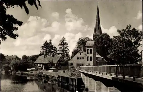 Ak Torgelow an der Uecker, Partie an der Uecker, Kirchturm, Häuser, Brücke