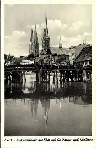 Ak Hansestadt Lübeck, Dankwartsbrücke mit Blick auf die Marien- und Petrikirche