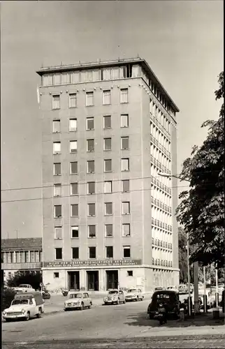 Ak Erfurt in Thüringen, Hochhaus, parkende Autos