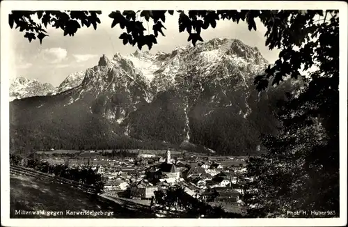 Ak Mittenwald in Oberbayern, Gesamtansicht, Blick gegen Karwendelgebirge