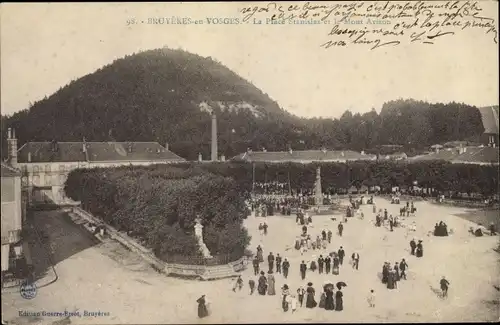 Ak Bruyères Vosges, La Place Stanislas et le Mont Avison