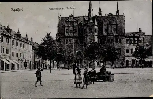 Ak Saalfeld an der Saale Thüringen, Marktplatz mit Rathaus, Kinder