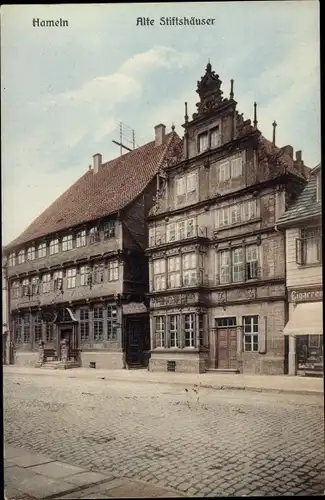 Ak Hameln in Niedersachsen, alte Stiftshäuser, Fassadenblick