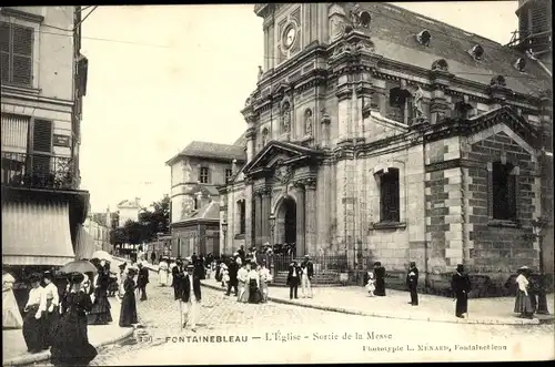 Ak Fontainebleau Seine et Marne, L´Église, Sortie de la Messe