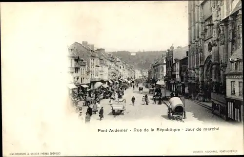 Ak Pacy sur Eure Eure, Rue de la République, Jour de Marché