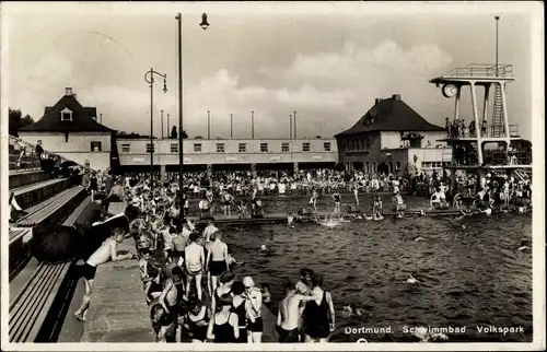 Ak Dortmund im Ruhrgebiet, Schwimmbad Volkspark, Badegäste, Sprungturm
