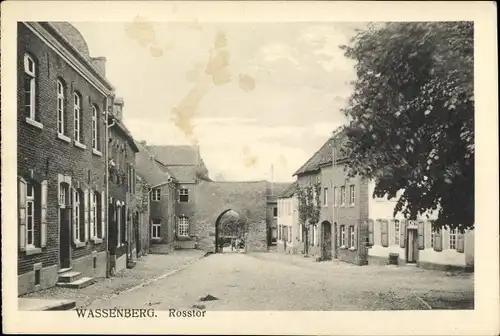 Ak Wassenberg im Kreis Heinsberg, Straßenpartie mit Rosstor